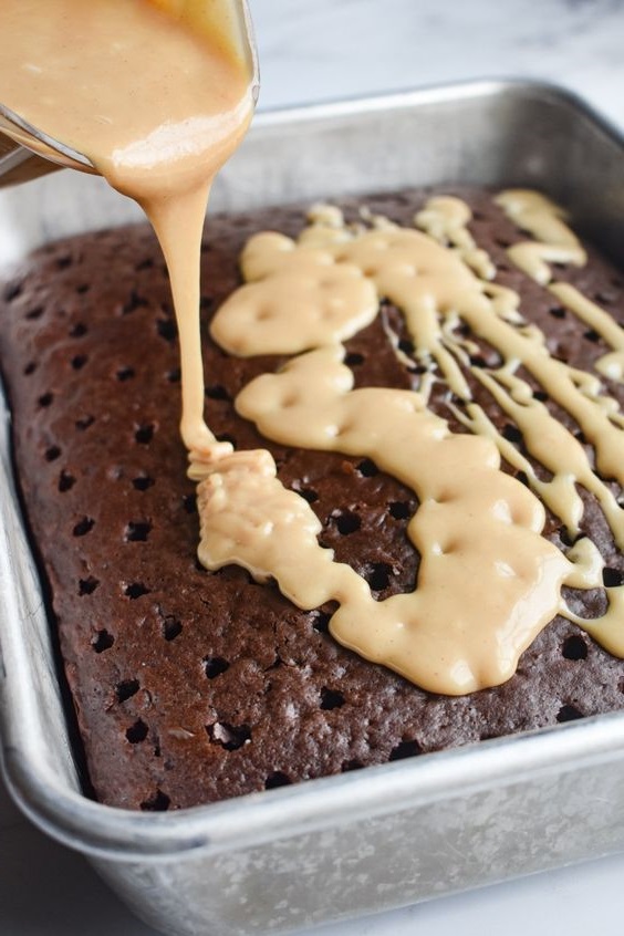 Chocolate Peanut Butter Poke Cake Copie