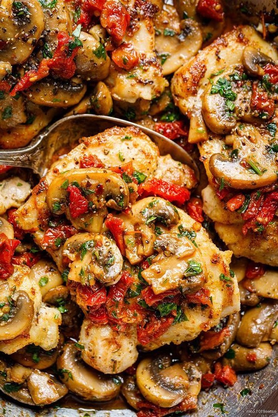 Garlic Mushroom Chicken Thighs with Sun Dried Tomatoes Copie