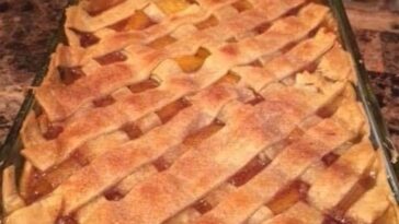 HOT PEACH COBBLER RIGHT OUT OF THE OVEN Copie