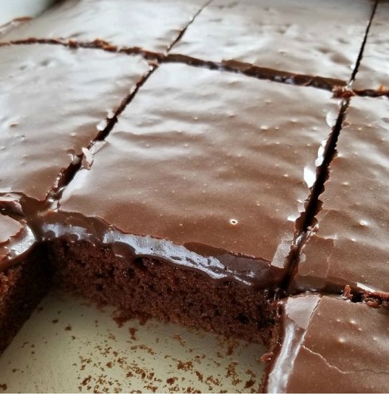 The BEST Chocolate Sheet Cake Copie