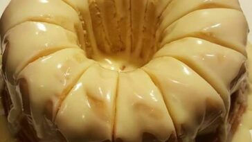 Vanilla buttermilk pound cake with cream cheese glaze Copie