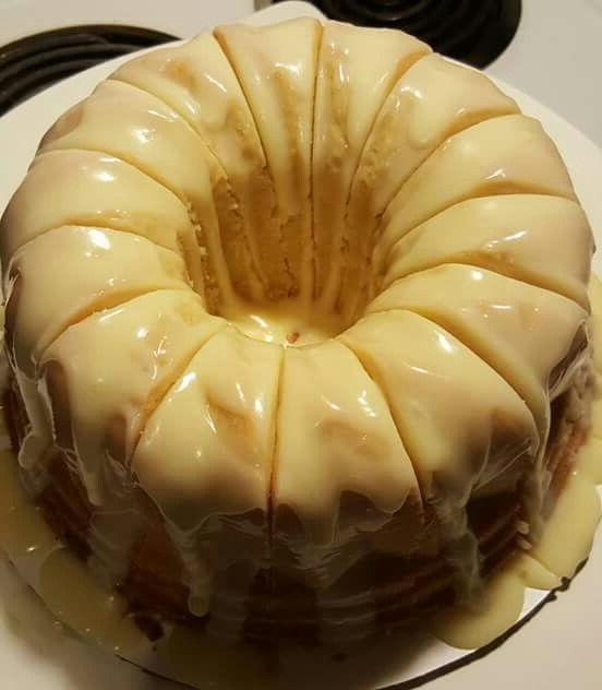 Vanilla buttermilk pound cake with cream cheese glaze Copie